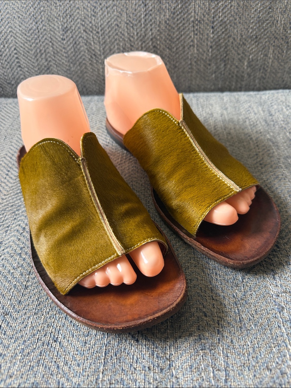 CYDWOQ ROZAE NICHOLS Hand Made Slip On Leather Calf Hair Sandals Size: 9
